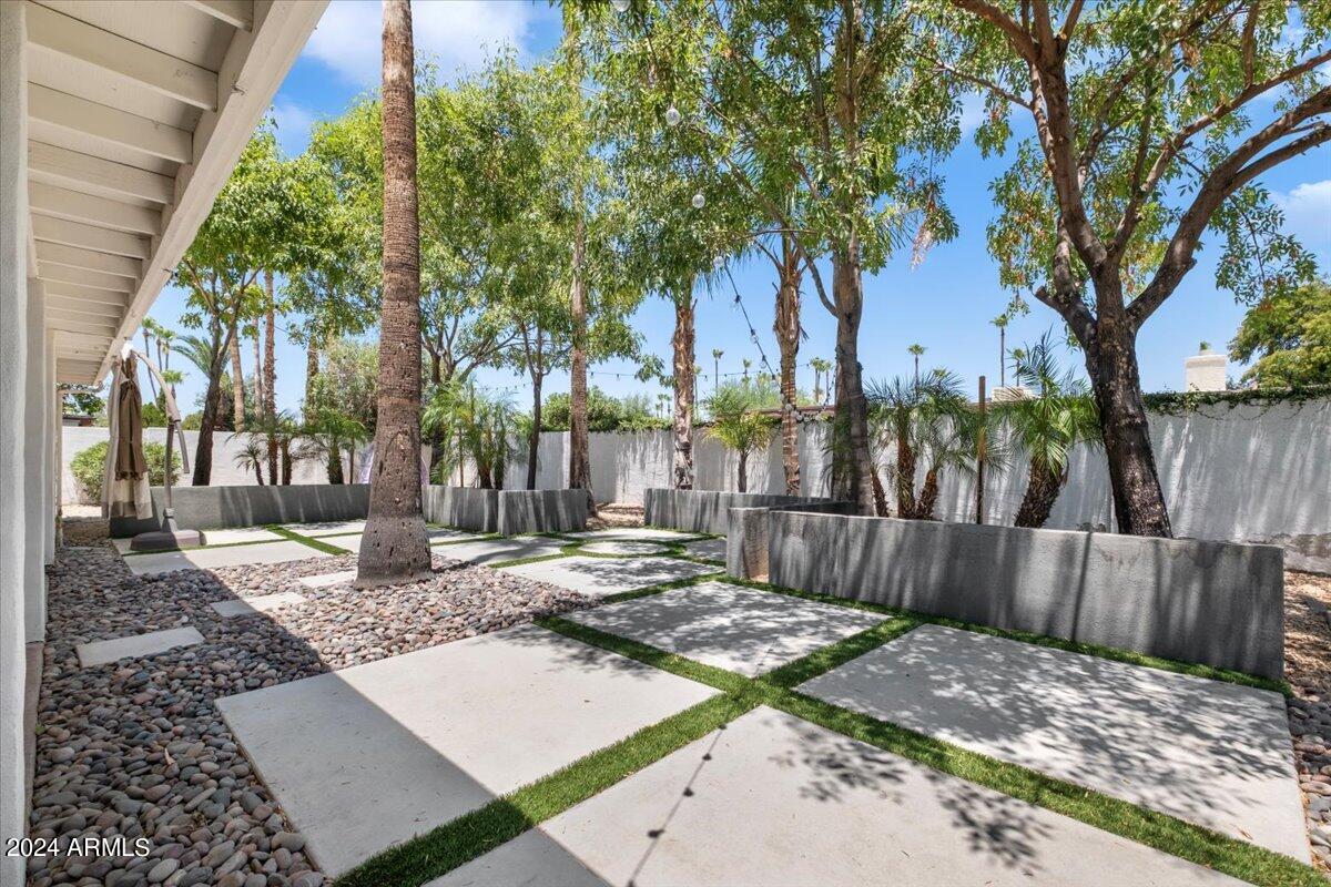 6828 E Ludlow Drive