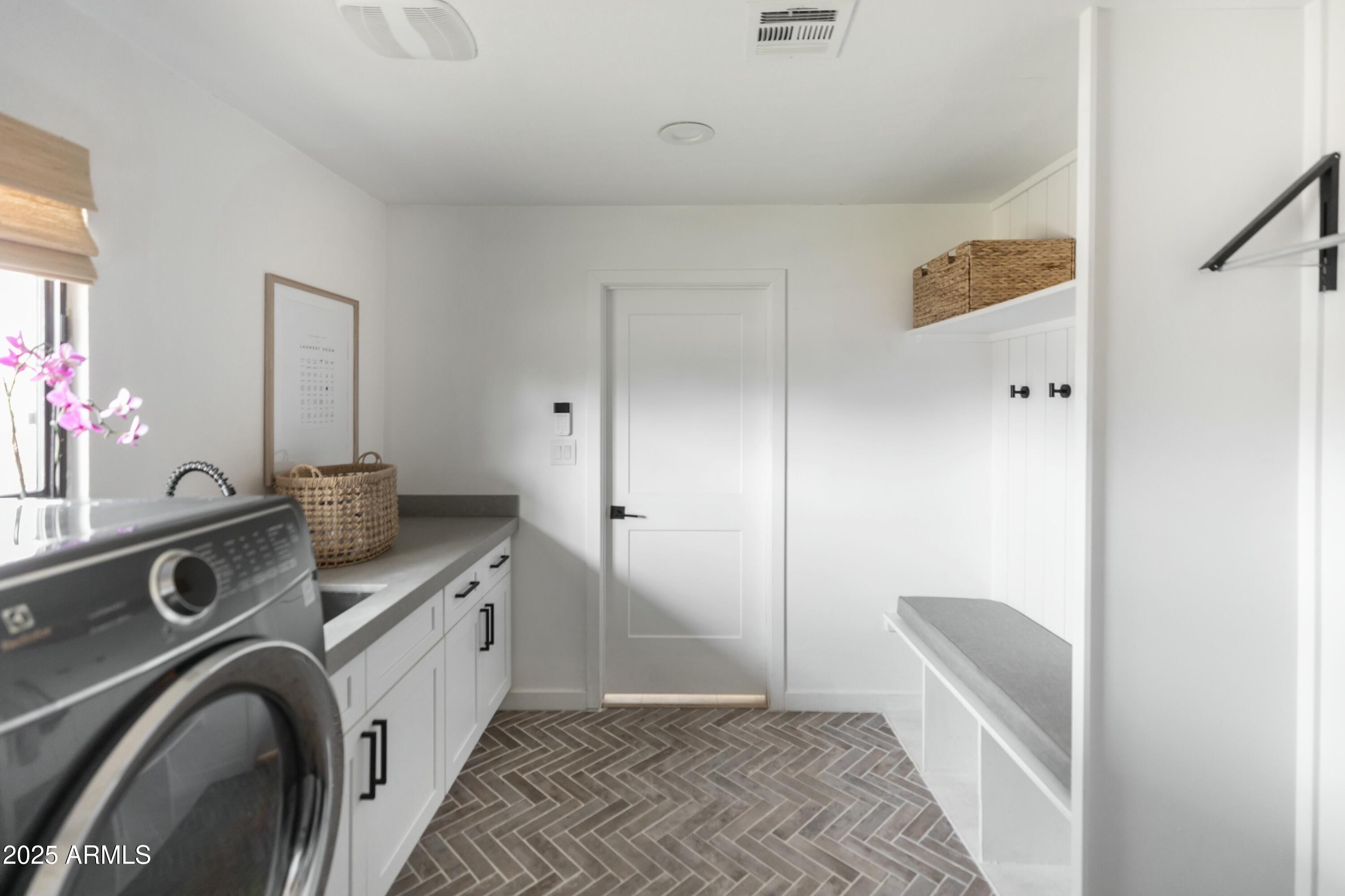 8708 E SELLS Drive