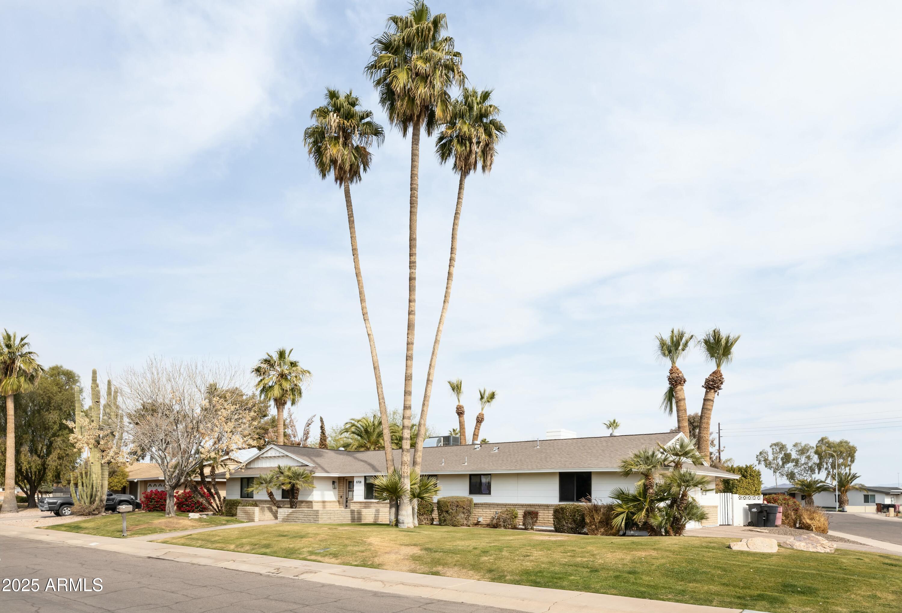8708 E SELLS Drive
