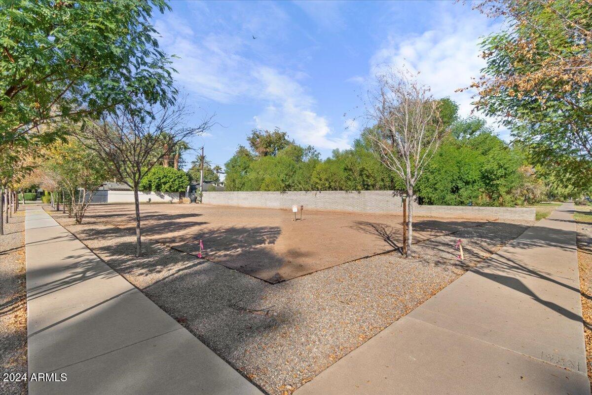 1190 S MAPLE Avenue, 2