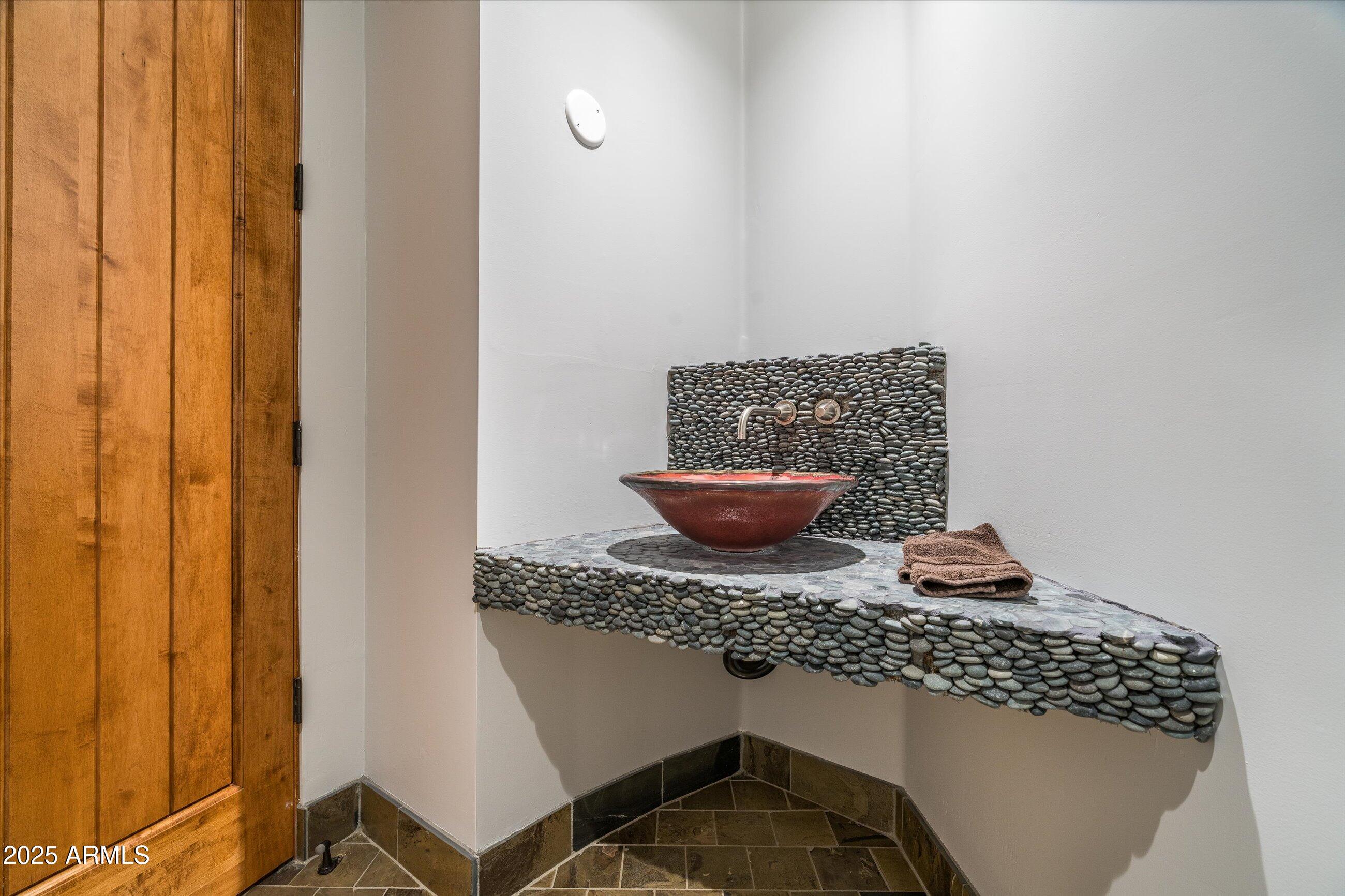 7025 E PANORAMA Drive