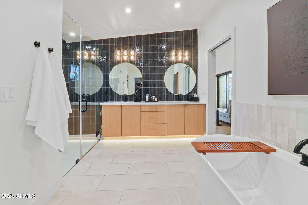 521 W STELLA Lane