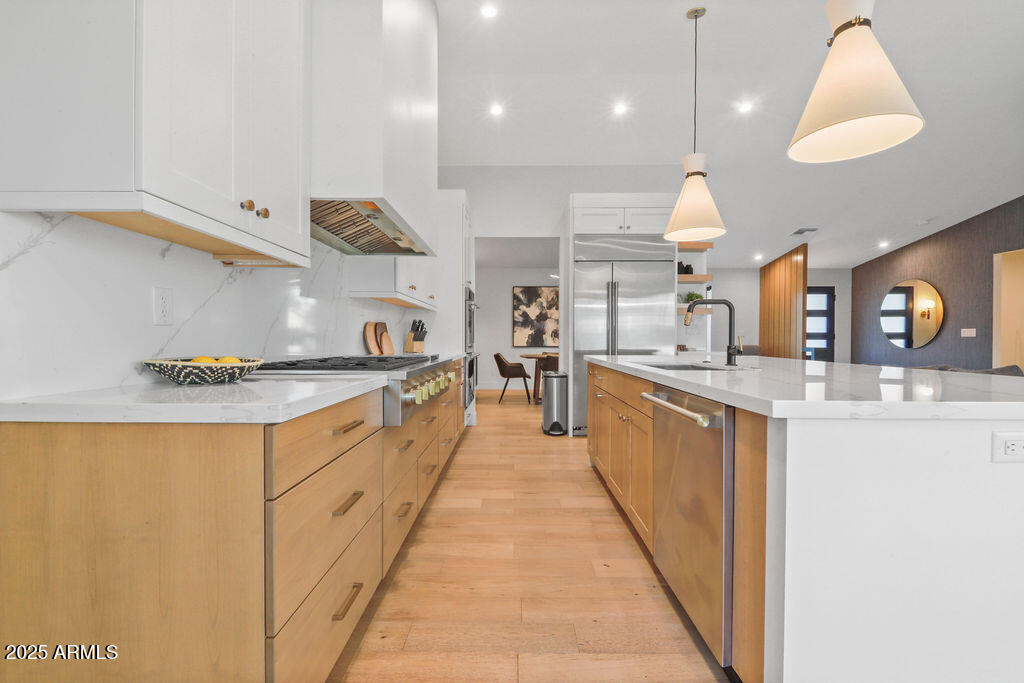 521 W STELLA Lane