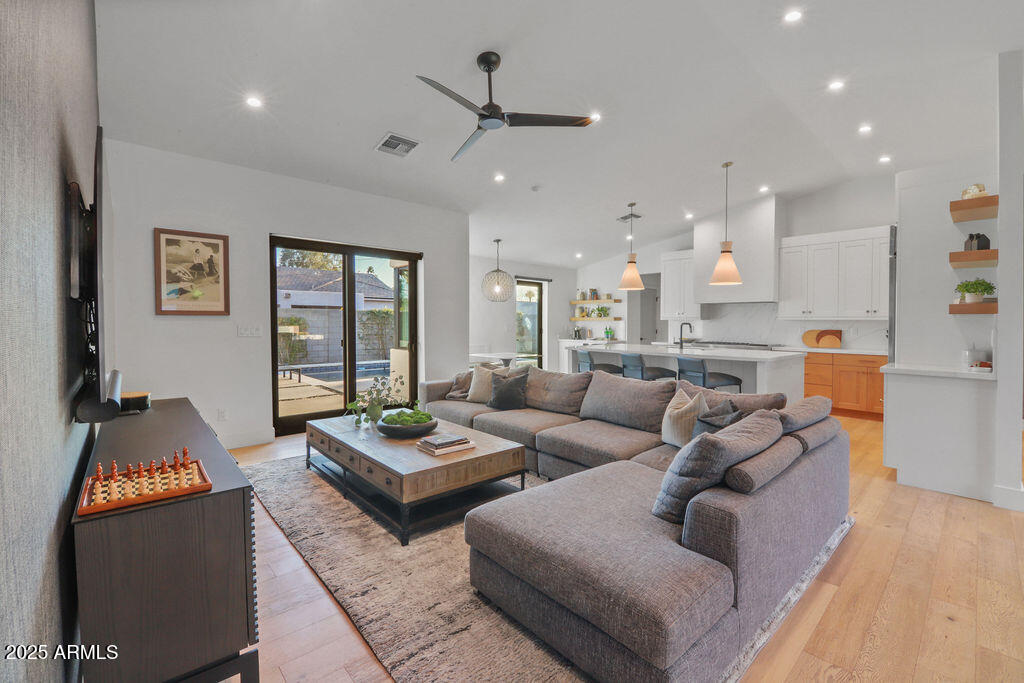 521 W STELLA Lane