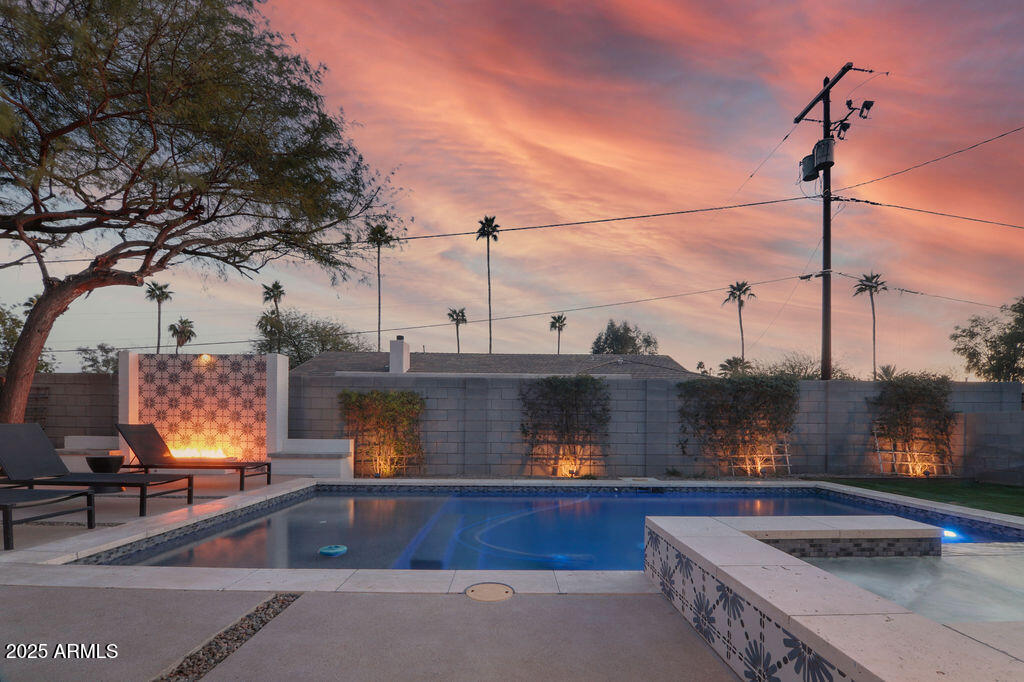 521 W STELLA Lane