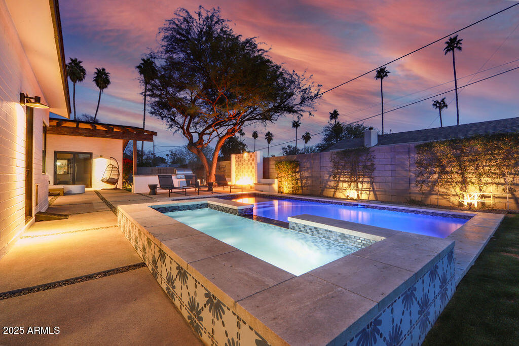521 W STELLA Lane