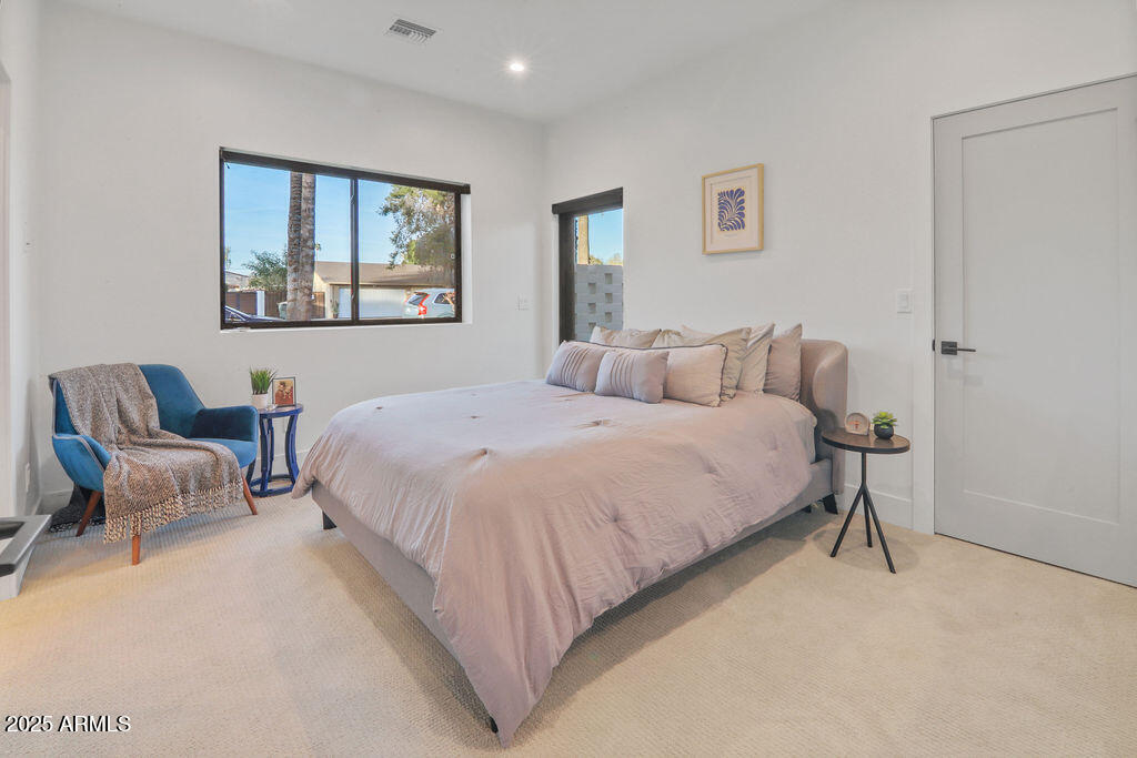 521 W STELLA Lane