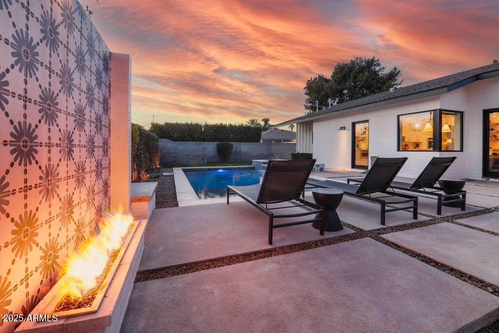 521 W STELLA Lane