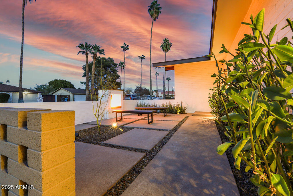 521 W STELLA Lane