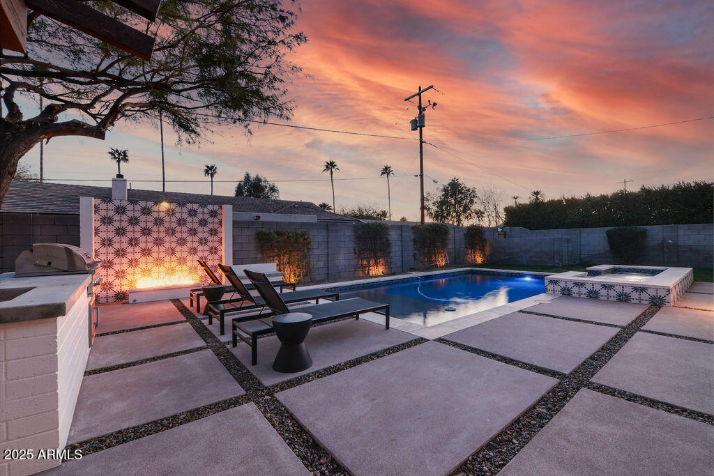 521 W STELLA Lane