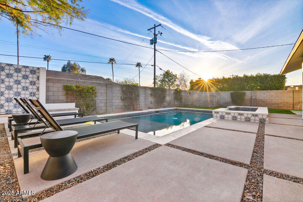 521 W STELLA Lane