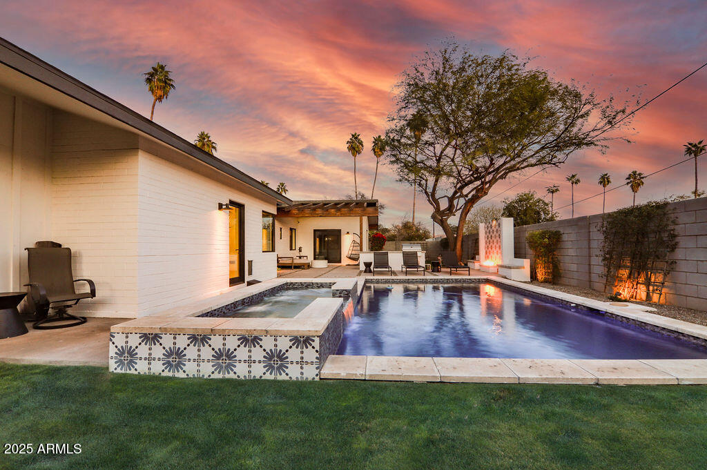 521 W STELLA Lane