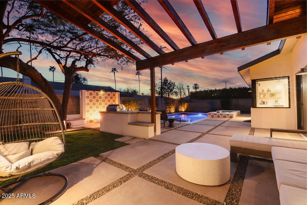 521 W STELLA Lane