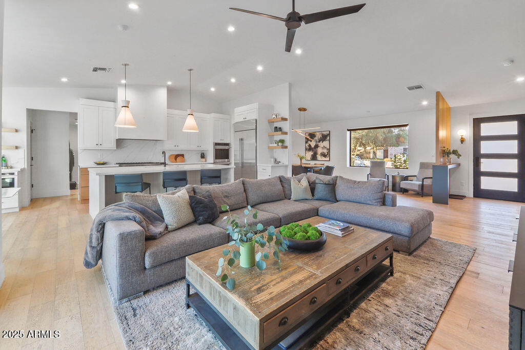 521 W STELLA Lane