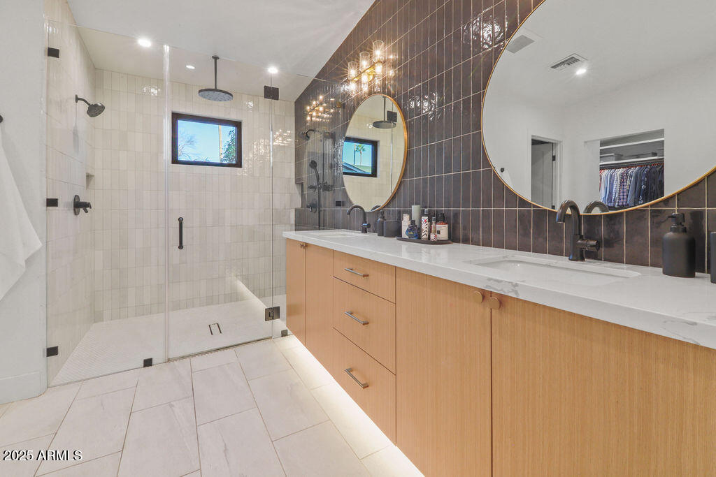 521 W STELLA Lane