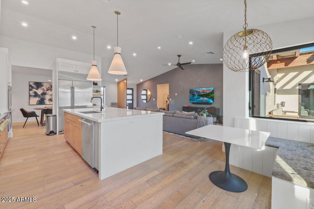 521 W STELLA Lane