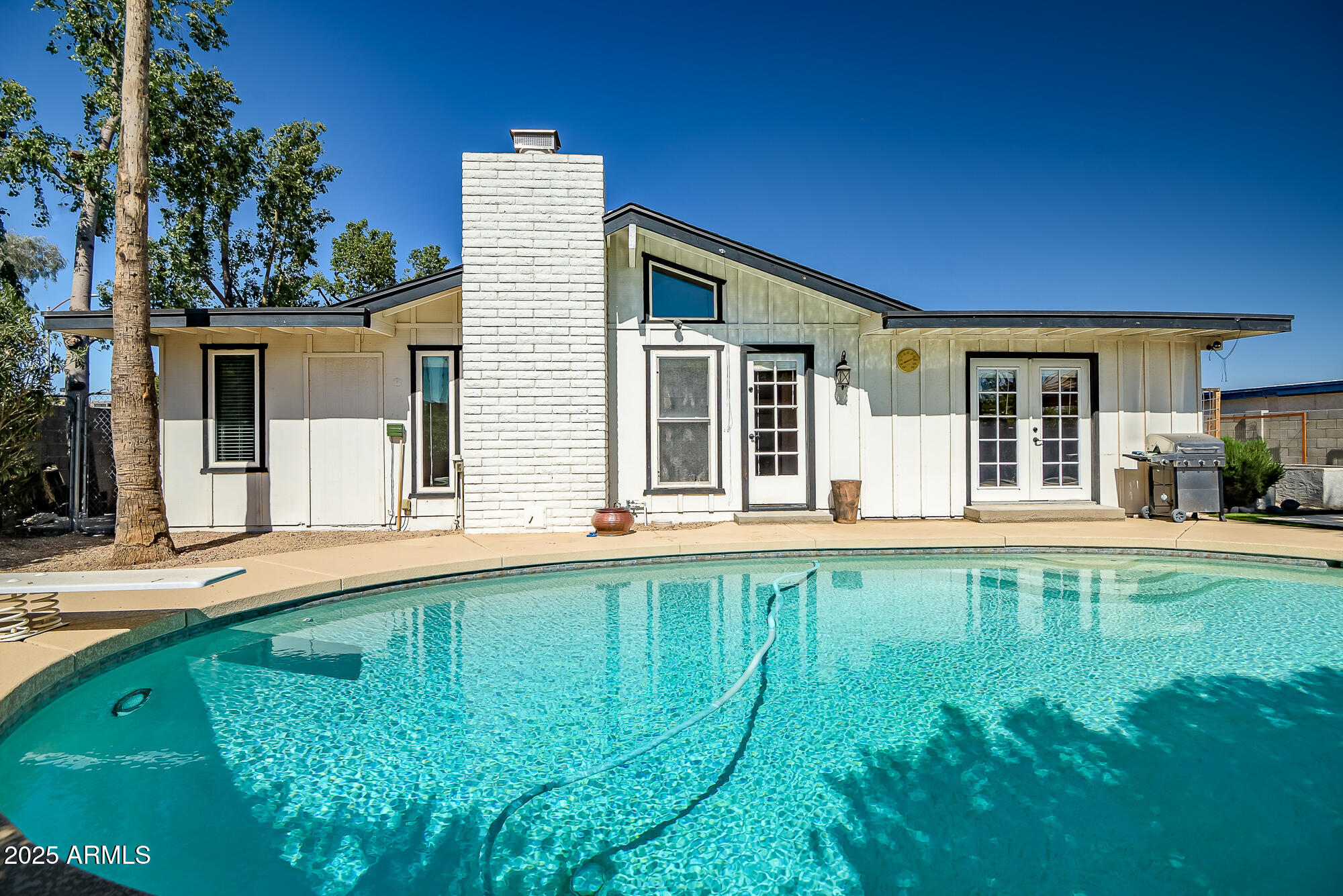 2801 E SYLVIA Street