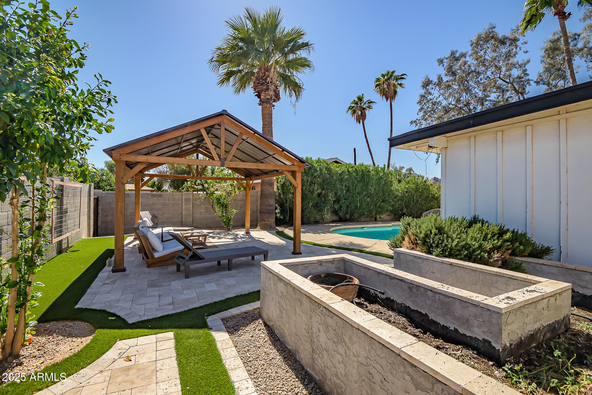 2801 E SYLVIA Street