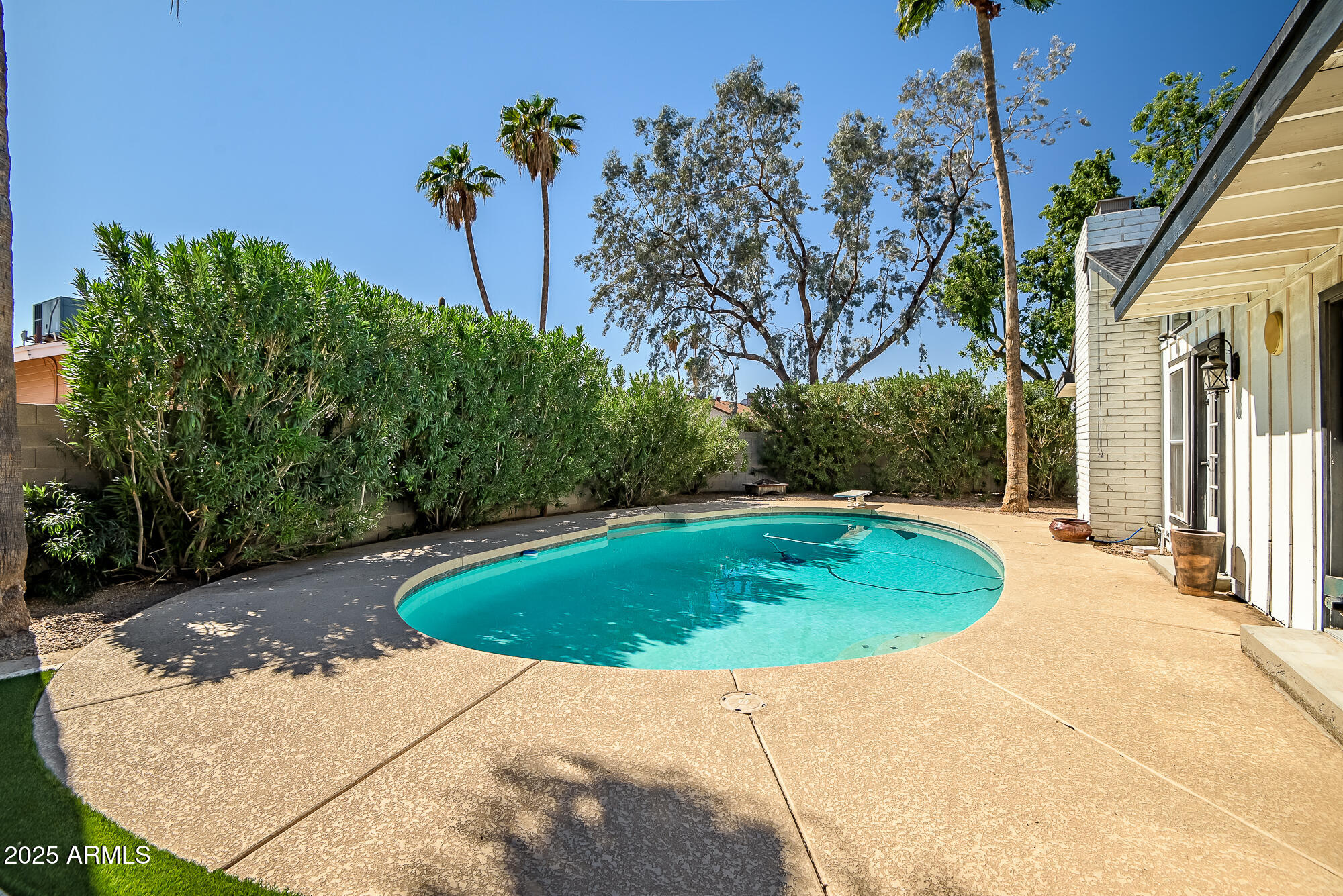 2801 E SYLVIA Street