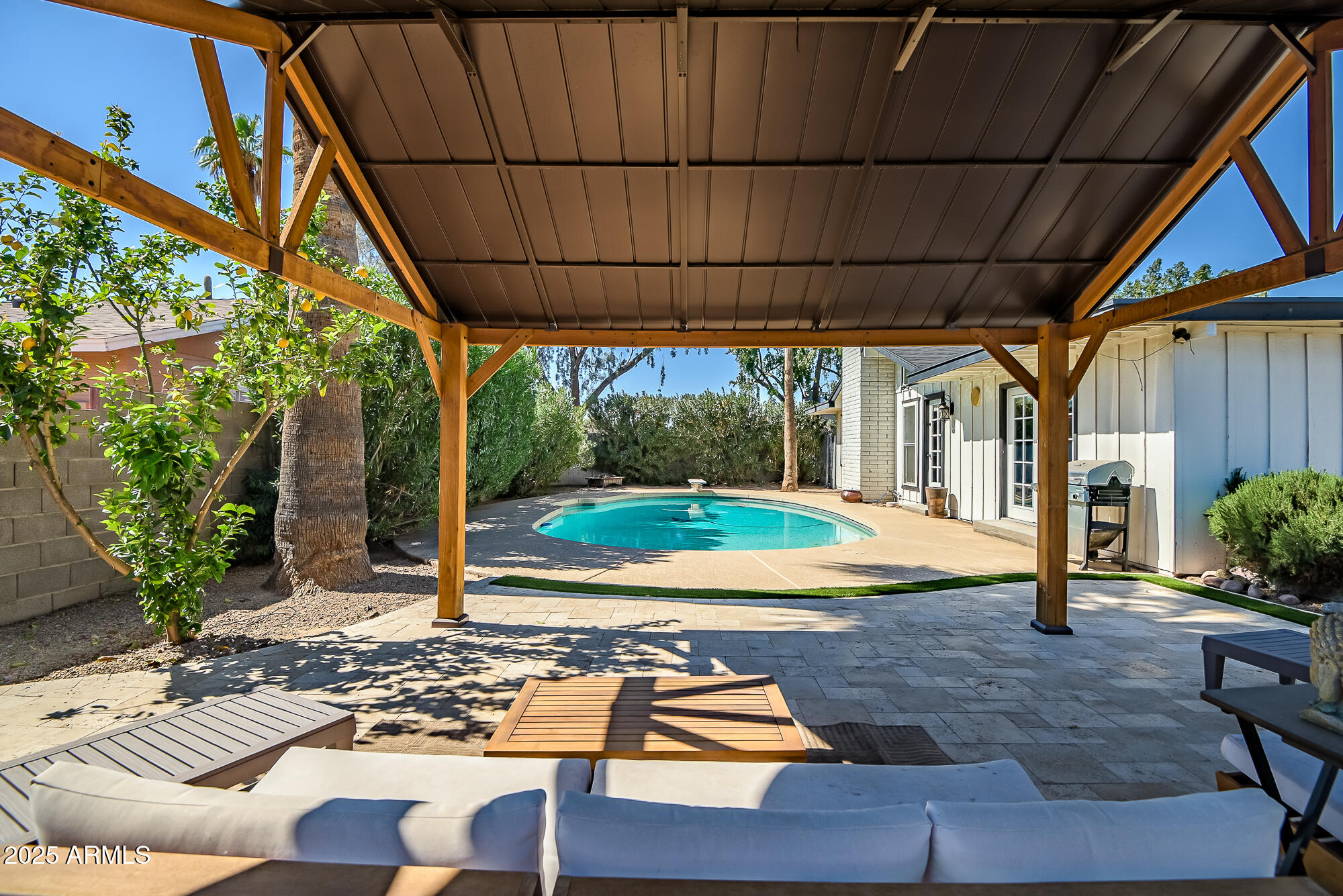 2801 E SYLVIA Street