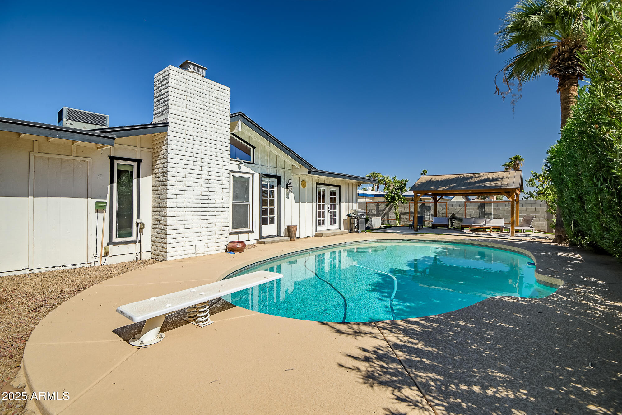 2801 E SYLVIA Street