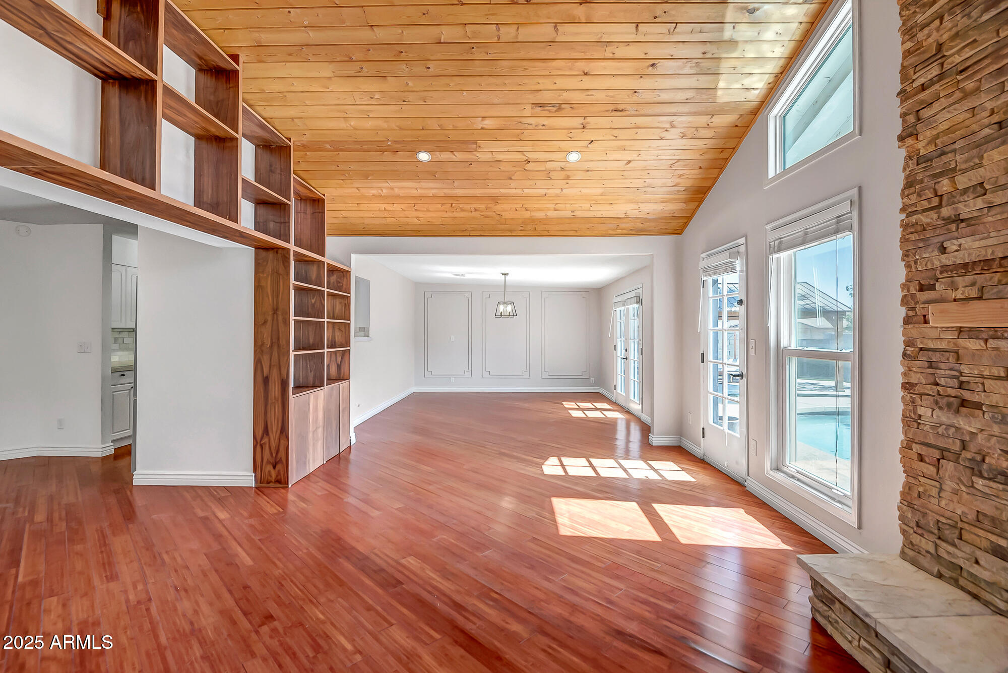 2801 E SYLVIA Street