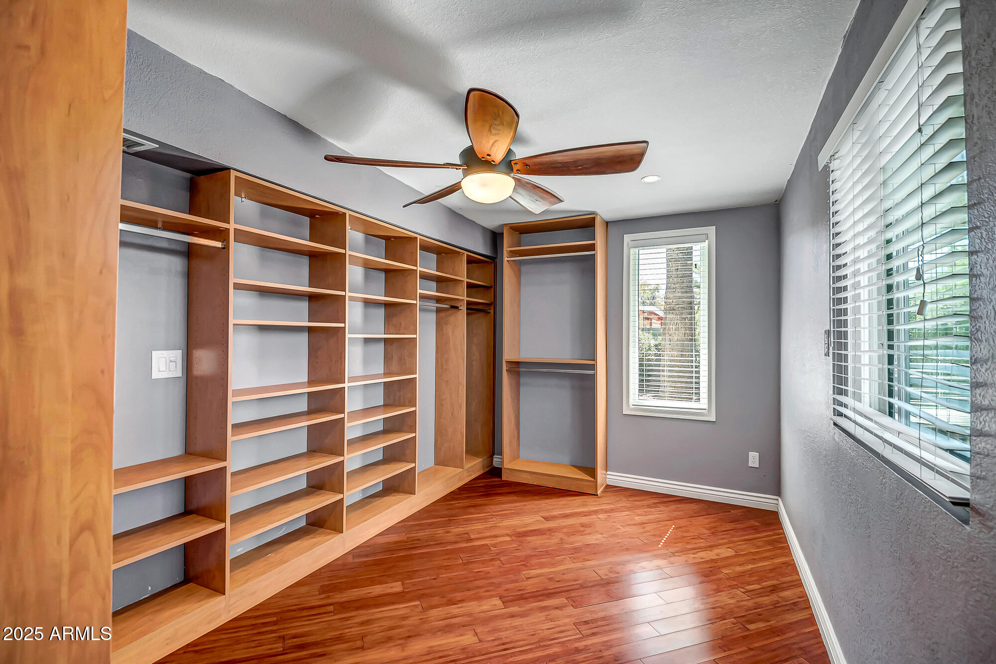 2801 E SYLVIA Street