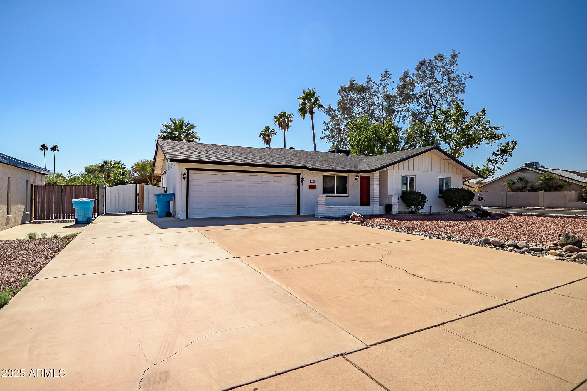2801 E SYLVIA Street