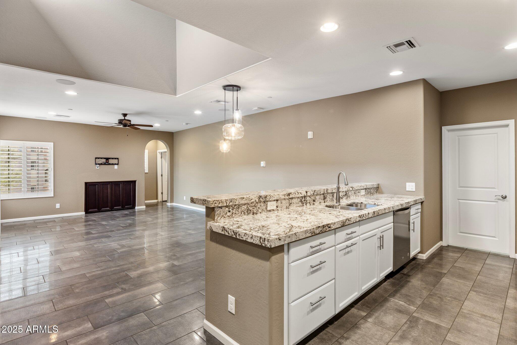 3935 E ROUGH RIDER Road 1368