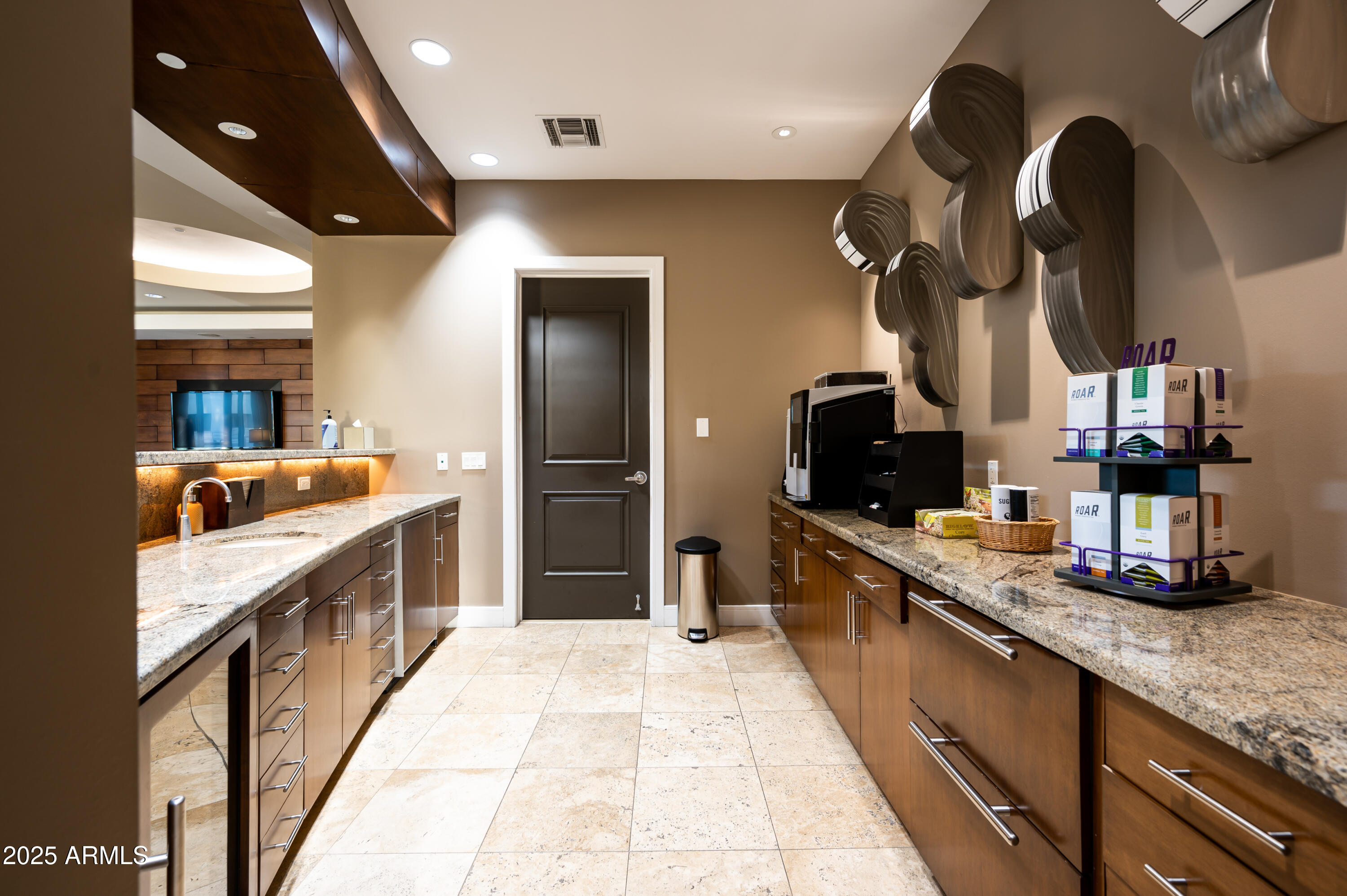 2211 E CAMELBACK Road 601