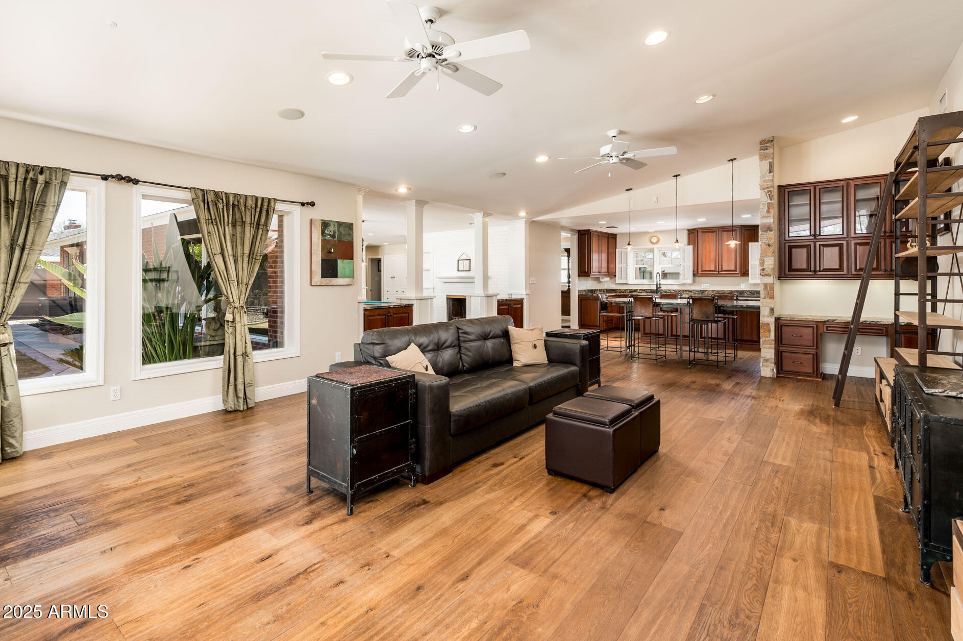 220 W SAN JUAN Avenue