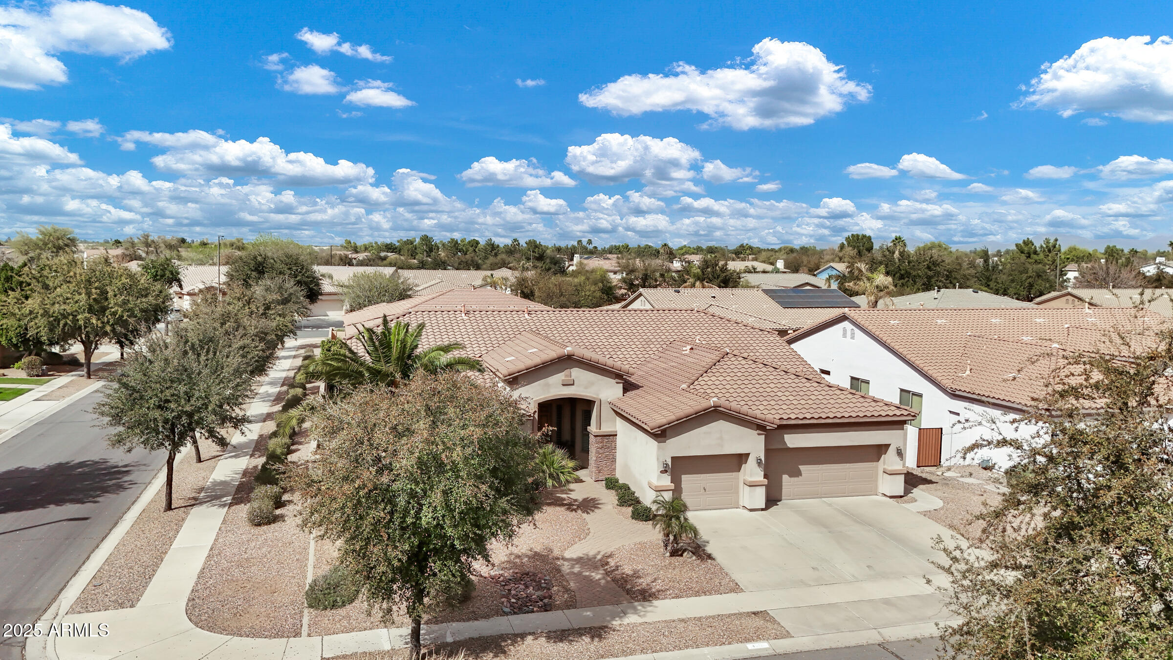 4618 E CARRIAGE Court