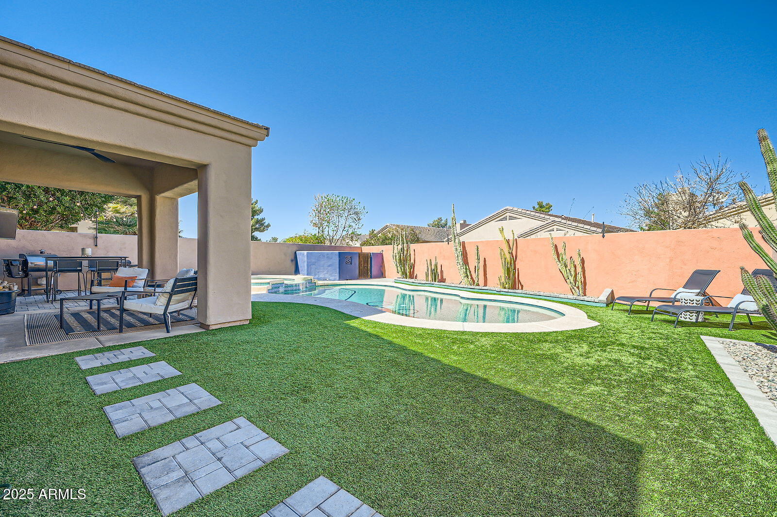 3904 E CARTER Drive