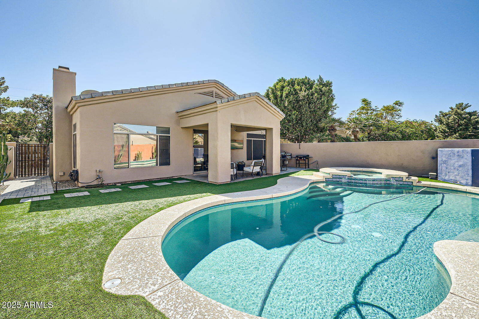 3904 E CARTER Drive