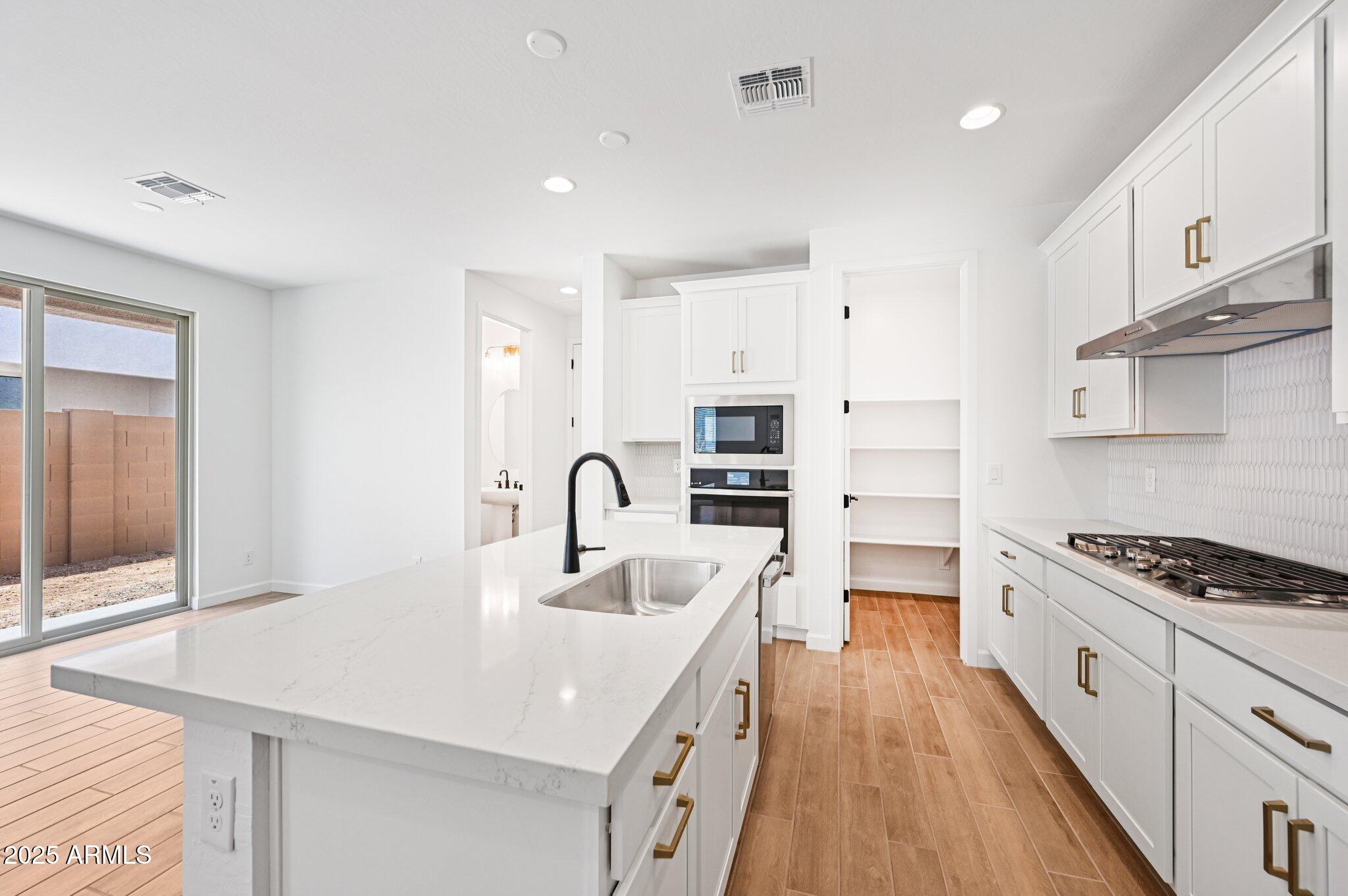 1909 W LARIAT Lane