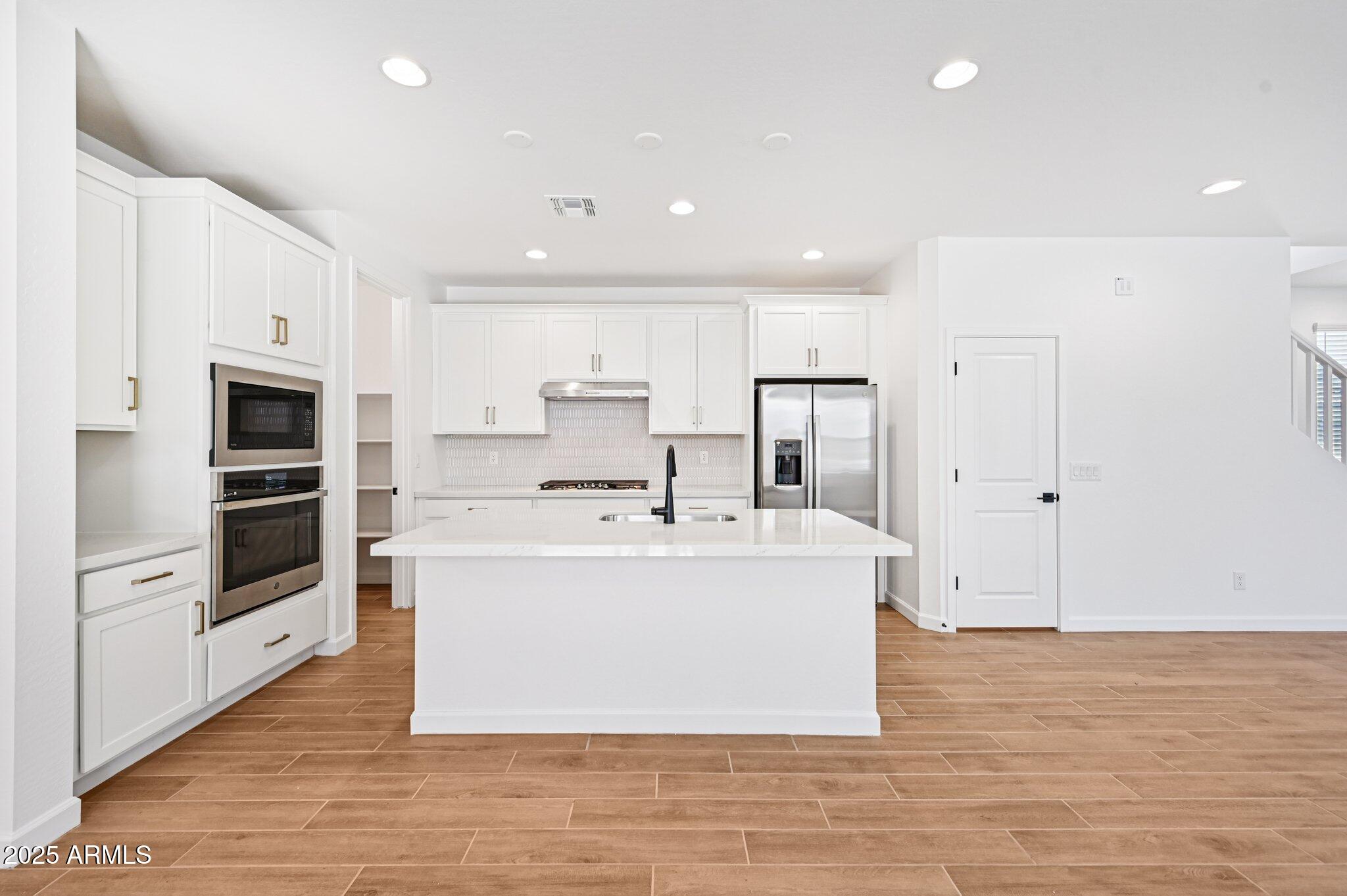1909 W LARIAT Lane