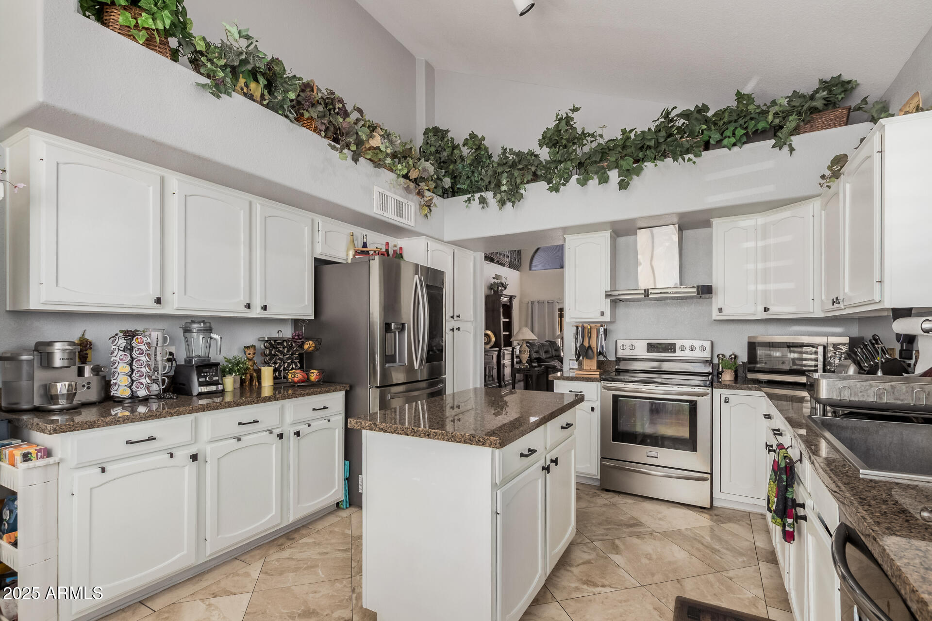 5622 E GELDING Drive