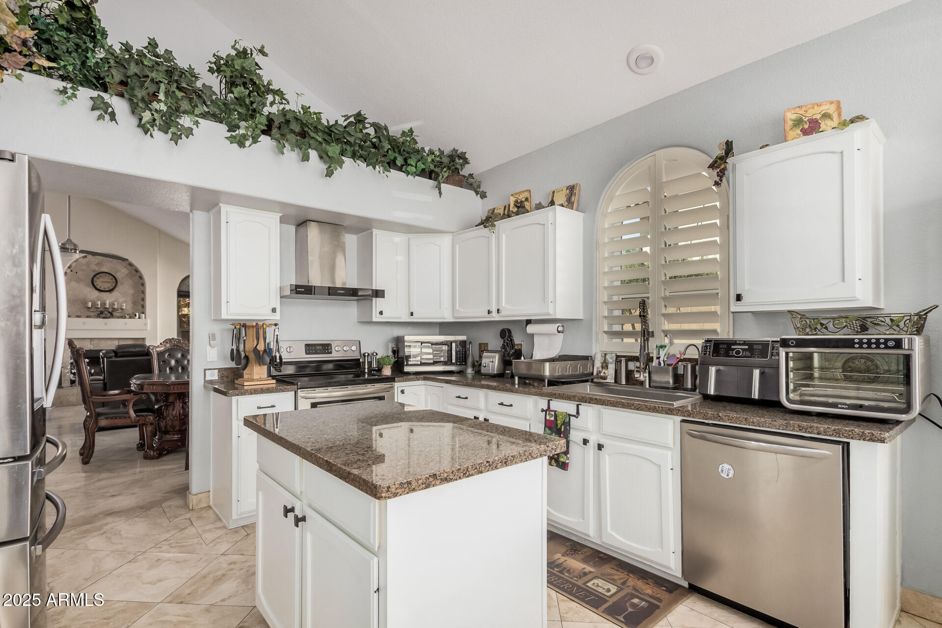 5622 E GELDING Drive