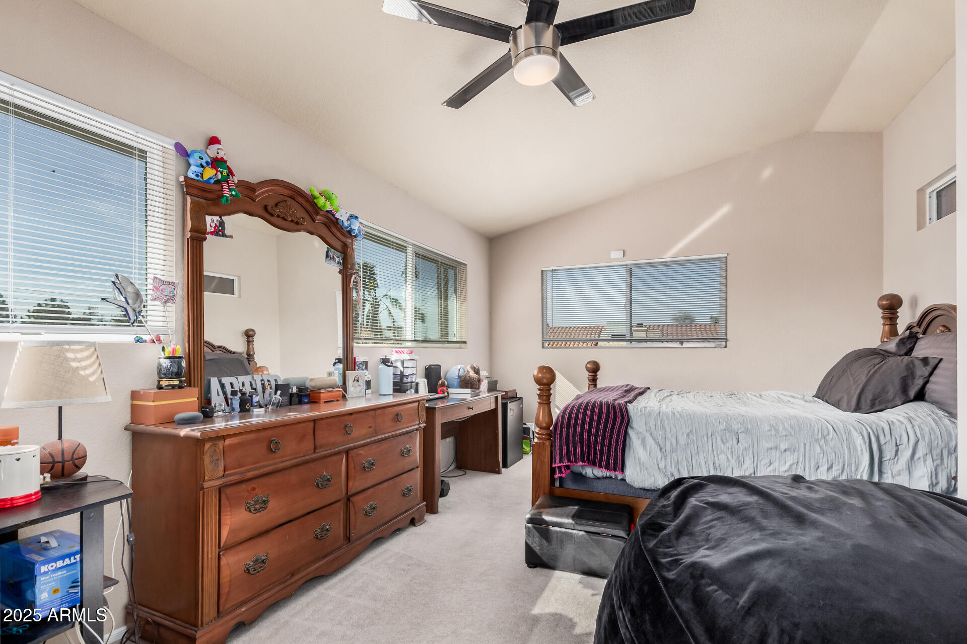 5622 E GELDING Drive