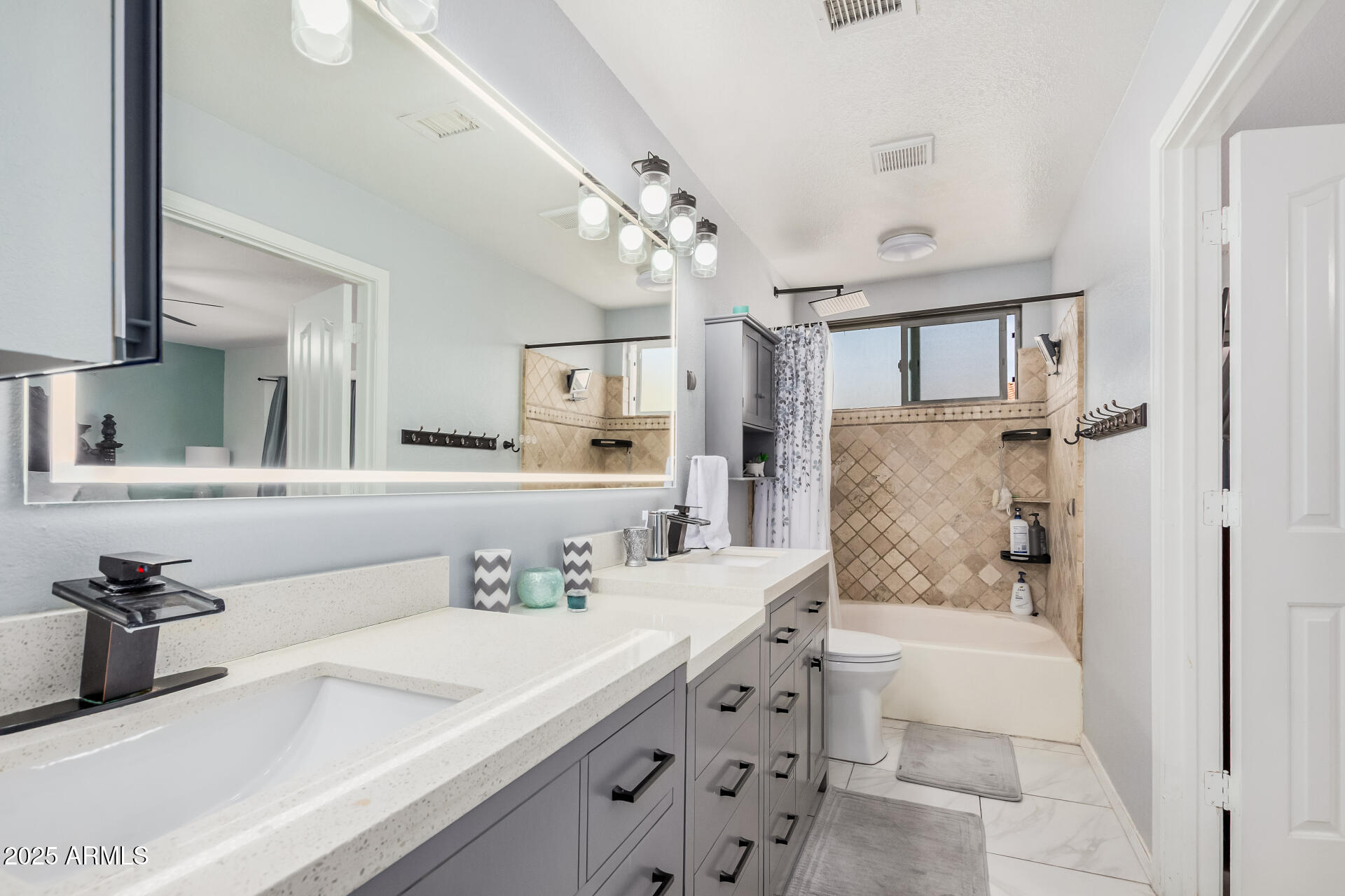 5622 E GELDING Drive