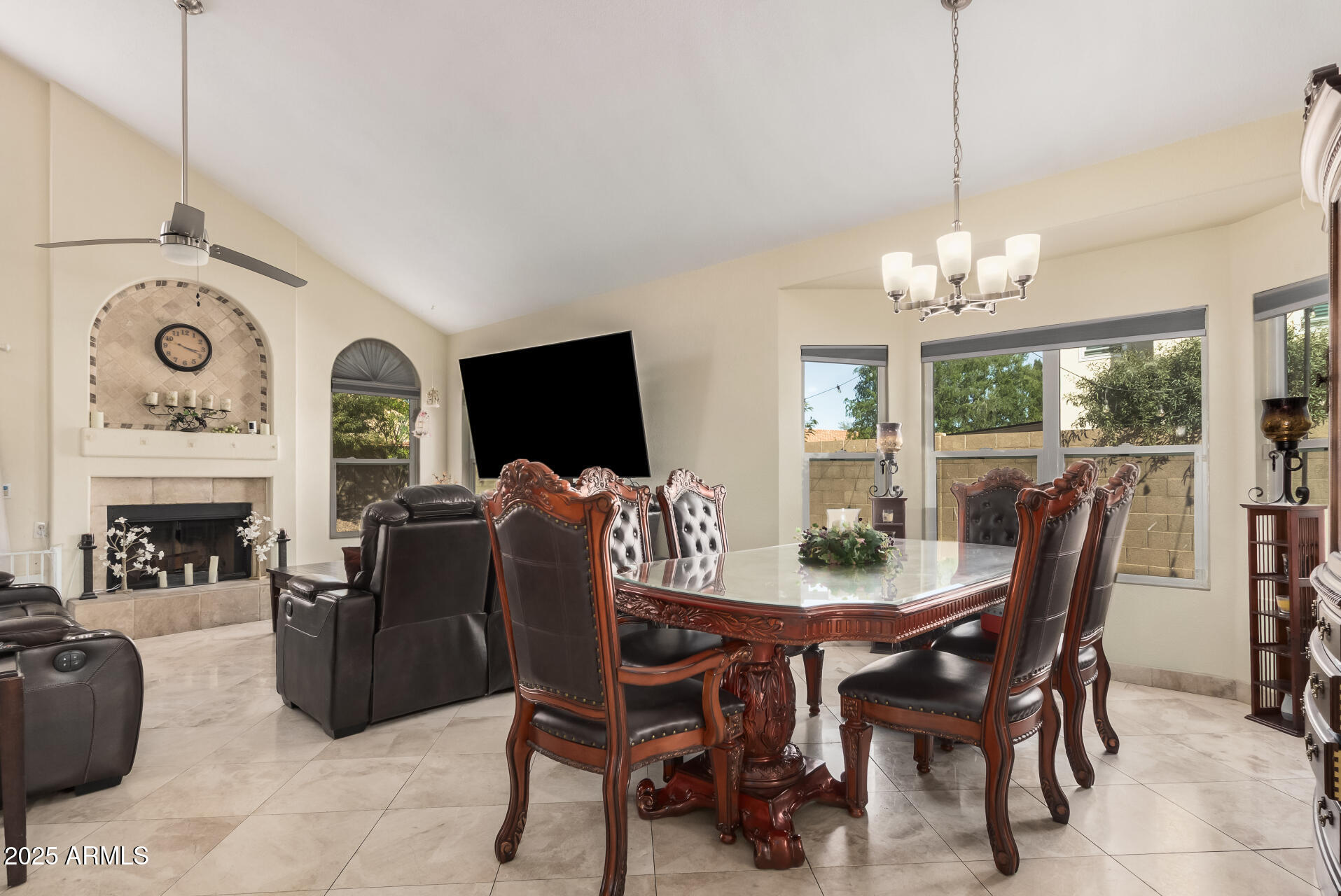 5622 E GELDING Drive