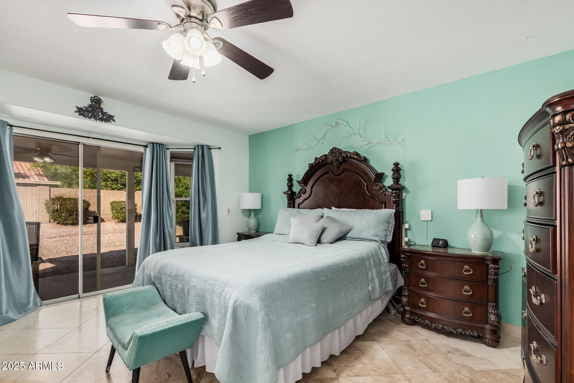 5622 E GELDING Drive