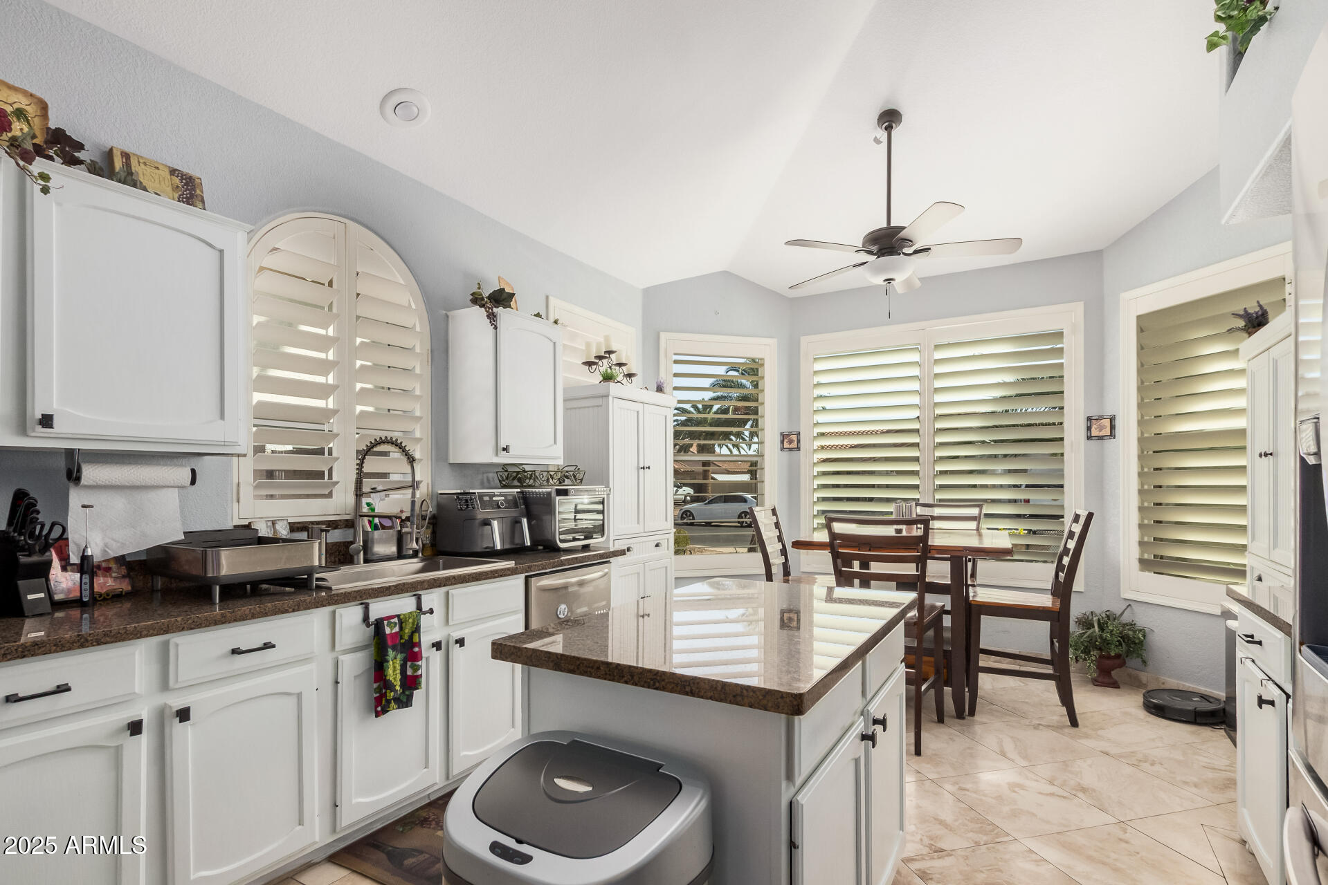 5622 E GELDING Drive