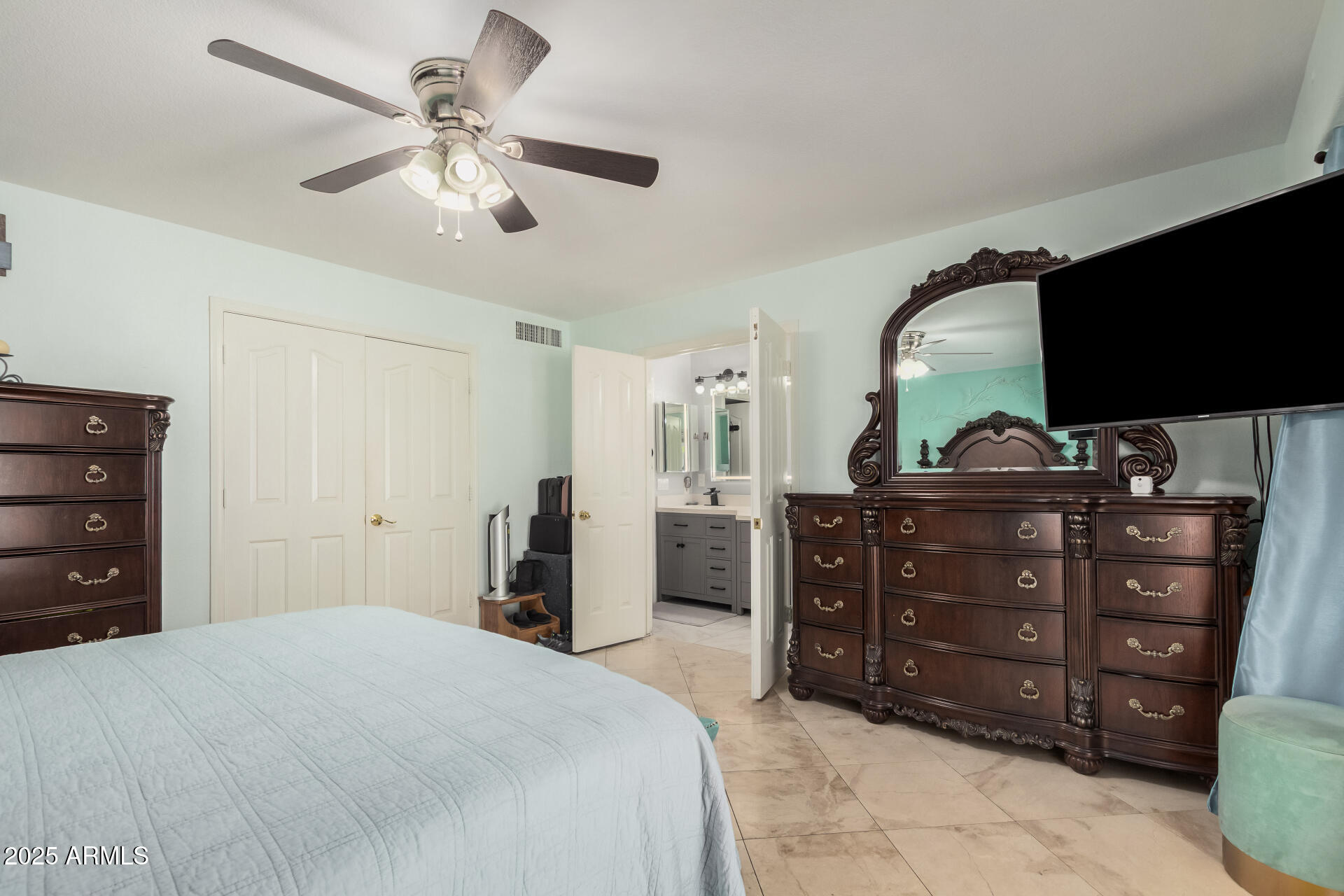 5622 E GELDING Drive