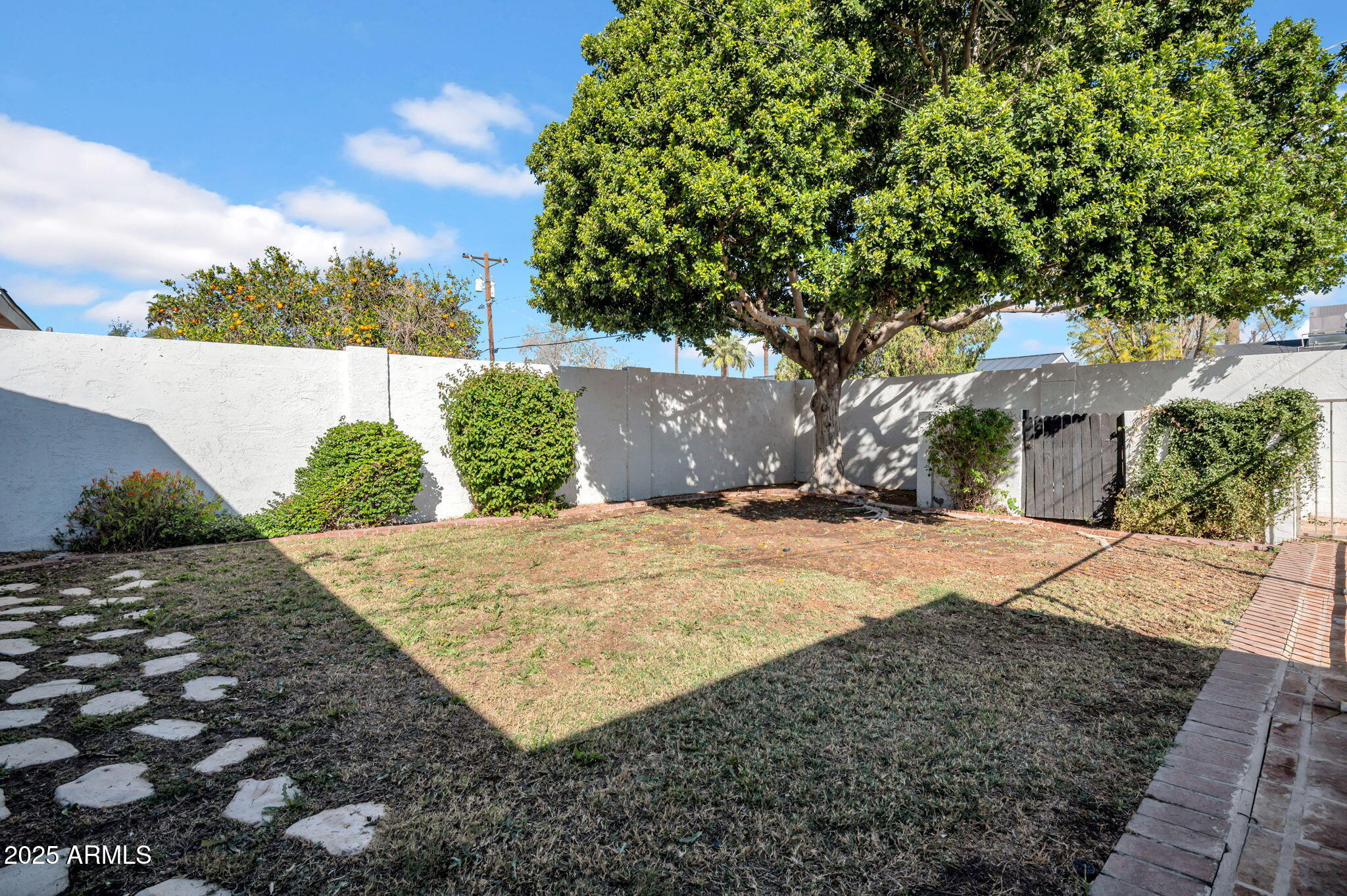3338 E TURNEY Avenue