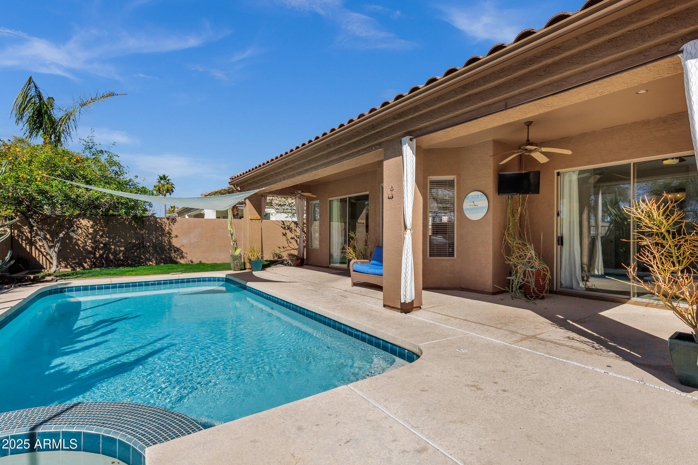 903 W RAVEN Drive