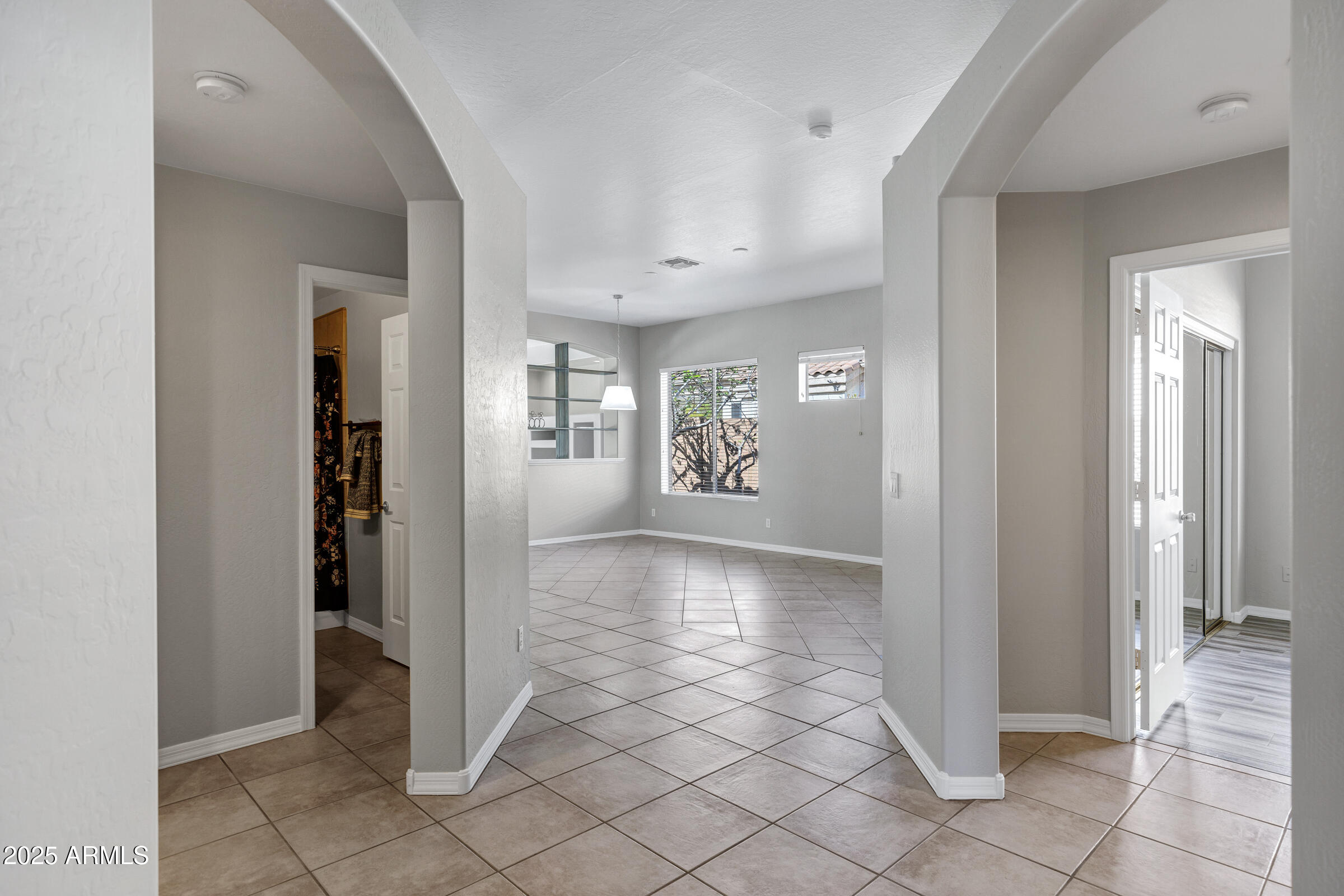 903 W RAVEN Drive