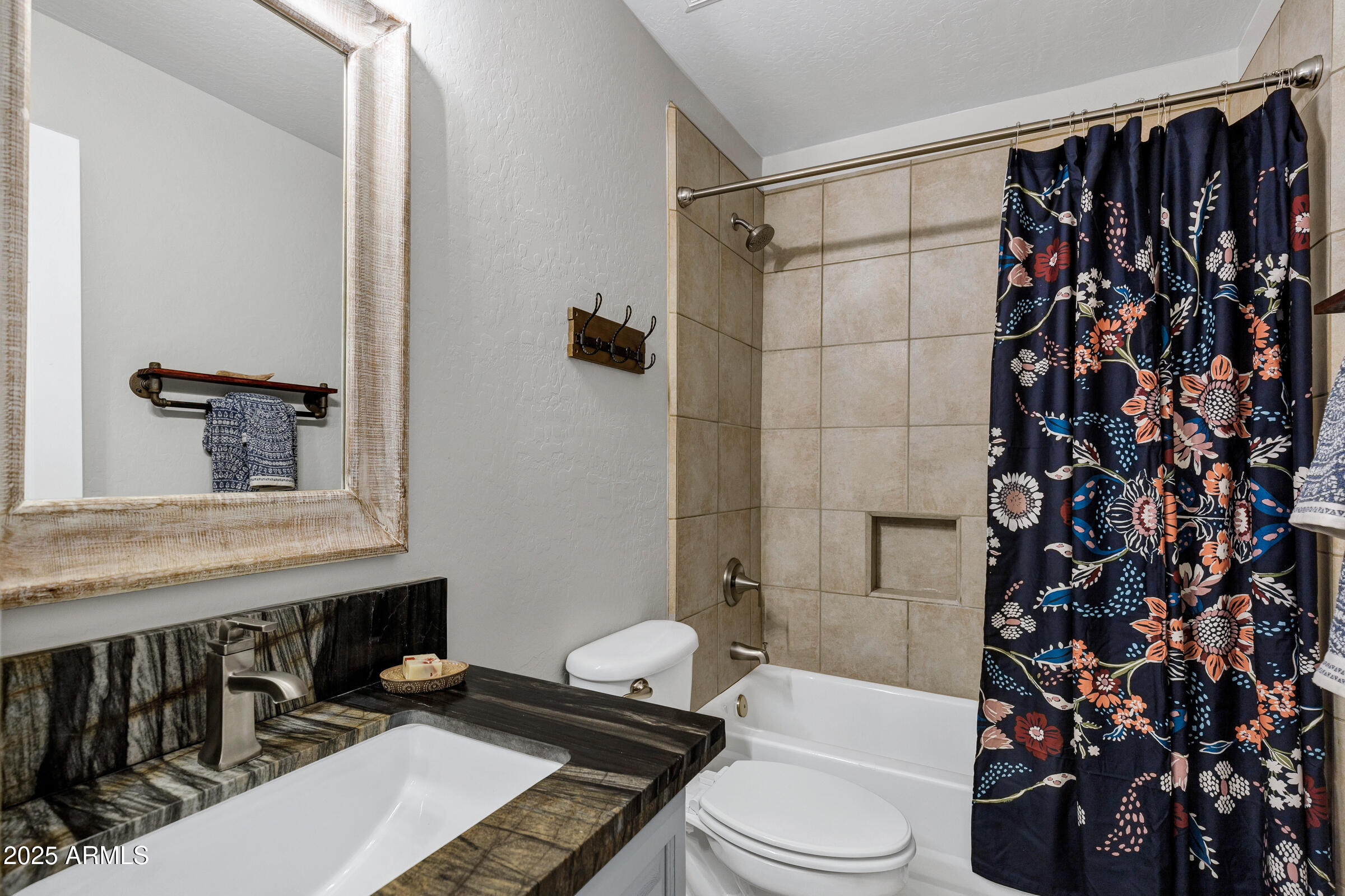 903 W RAVEN Drive