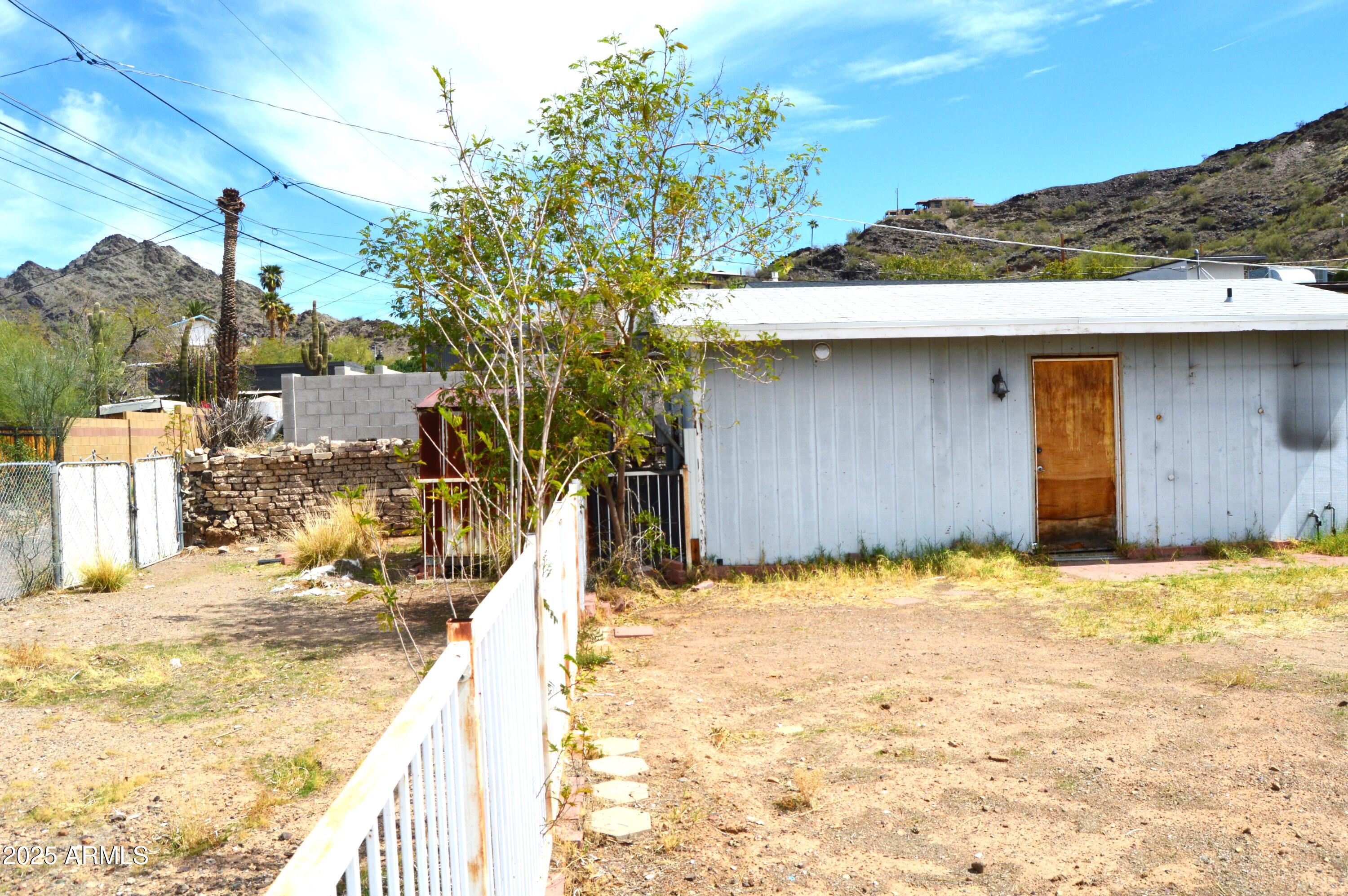 1528 E MISSION Lane