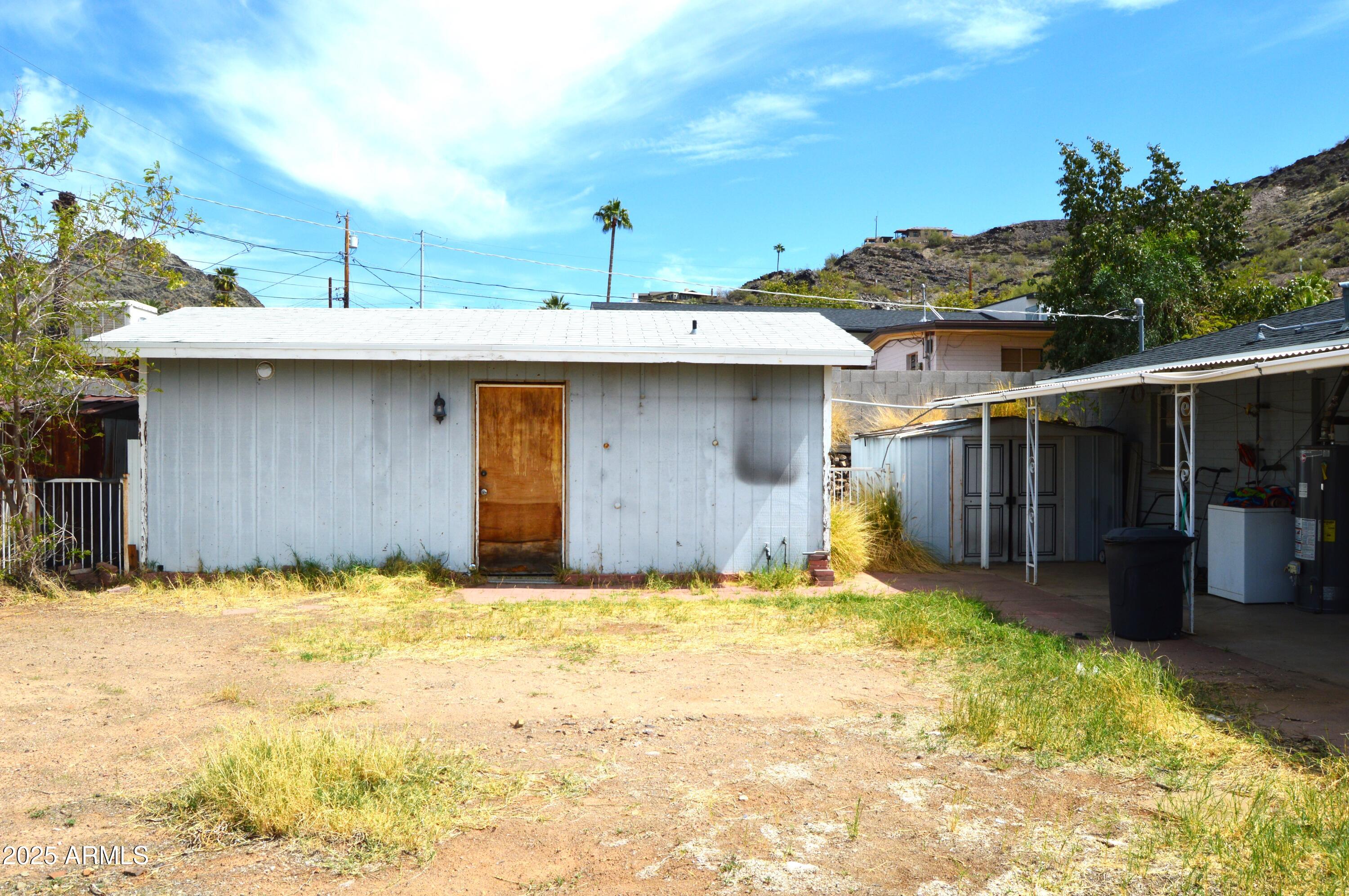 1528 E MISSION Lane